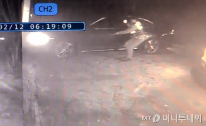 지난 12일 오전 4시40분쯤 서울 강남구 수서동 서울특별시립 여성보호센터에 침입한 차량이 차량 앞 문 손잡이를 붙잡은 경찰관을 약 2미터가량 매단 채 속도를 내고 사라졌다. /사진=독자제공.