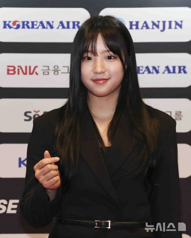 신유빈이 14일 KTTA AWARDS 2025 시작 전 레드카펫에서 포즈를 취하고 있다. /사진=뉴시스