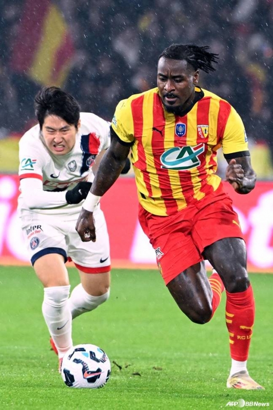 이강인(왼쪽)이 지난 12월 프랑스 랑스의 스타드 볼라르트 들렐리스에서 열린 2024~2025시즌 쿠프드 드 프랑스(FA컵)에서 상대 선수와 몸싸움을 벌이고 있다. /AFPBBNews=뉴스1