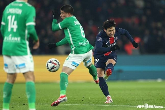 이강인(오른쪽)이 13일(한국시간) 프랑스 파리의 파르크 데 프린스에서 열린 2024~2025시즌 프랑스 리그1 17라운드 생테티엔과 경기에서 전반전 왼발 슈팅을 시도하고 있다. /AFPBBNews=뉴스1