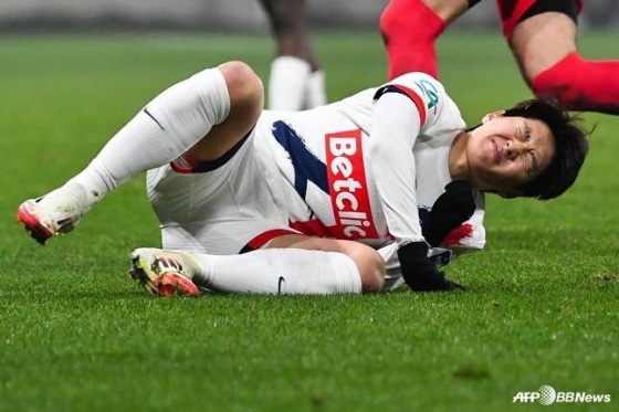 이강인이 5일 오전 5시 10분(한국시간) 프랑스 르망의 스타드 마리 마빙 스타디움에서 열린 2024~2025시즌 쿠프 드 프랑스(프랑스 FA컵) 16강 전반전 도중 상대 태클에 넘어져 고통스러워하고 있다. /AFPBBNews=뉴스1