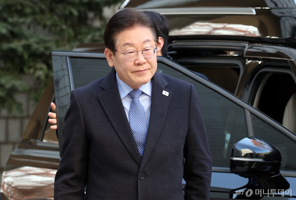 (서울=뉴스1) 김명섭 기자 = 이재명 더불어민주당 대표가 14일 오전 서울 서초구 서울중앙지방법원에서 열린 특정범죄가중처벌등에관한법률위반(뇌물) 등 공판에 출석하고 있다. 2025.2.14/뉴스1  Copyright © 뉴스1. All rights reserved. 무단 전재 및 재배포,  AI학습 이용 금지. /사진=(서울=뉴스1) 김명섭 기자