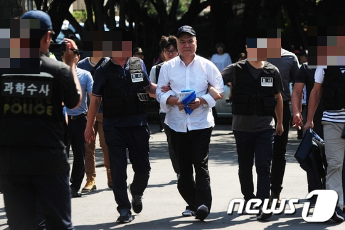 현장검증을 하기 위해 경찰과 함께 범행 현장인 성당으로 향하는 천궈루이. /사진=뉴스1