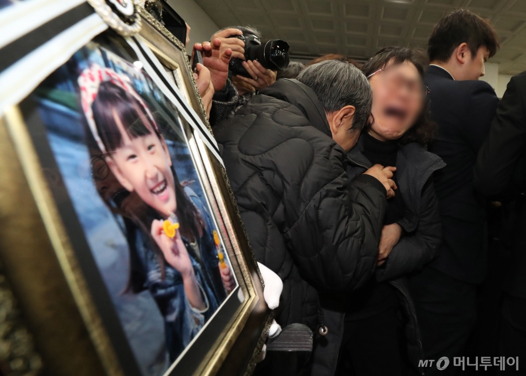 (대전=뉴스1) 김기태 기자 = 14일 오전 대전 서구 건양대병원 장례식장에서 김하늘양의 발인식이 엄수되고 있다. (공동취재) 2025.2.14/뉴스1  Copyright © 뉴스1. All rights reserved. 무단 전재 및 재배포,  AI학습 이용 금지. /사진=(대전=뉴스1) 김기태 기자