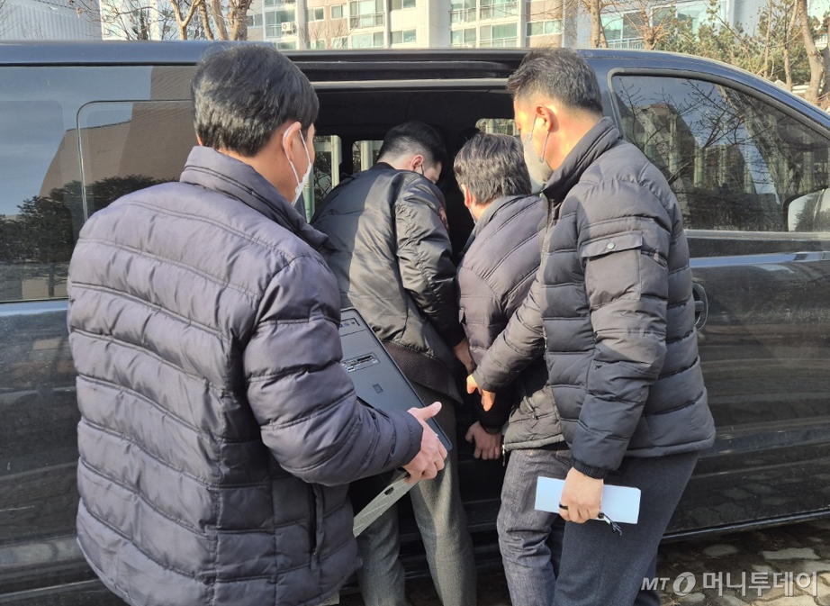 (대전=뉴스1) 최형욱 기자 = 흉기를 휘둘러 김하늘 양을 숨지게 한 교사를 수사중인 대전 서부경찰서 소속 수사관들이 14일 해당 학교에 대한 압수수색을 벌여 교사가 사용한 컴퓨터를 옮기고 있다. 2025.2.14/뉴스1  Copyright © 뉴스1. All rights reserved. 무단 전재 및 재배포,  AI학습 이용 금지. /사진=(대전=뉴스1) 최형욱 기자