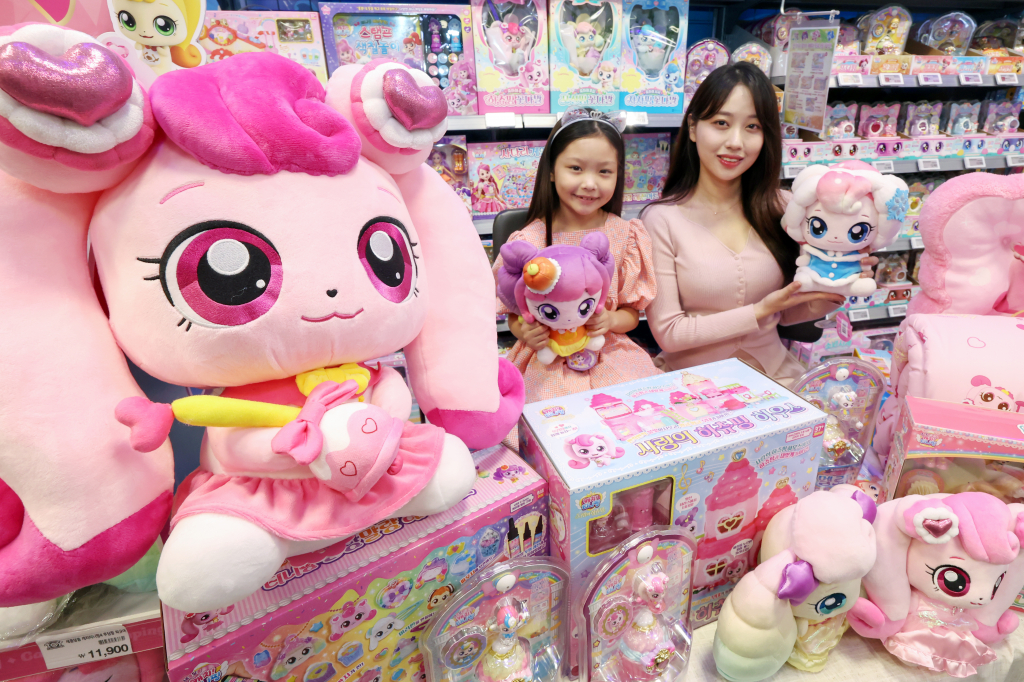 서울 중구 이마트 청계천점에서 모델들이 '캐치! 티니핑' 캐릭터 상품을 선보이고 있다./사진=뉴스1