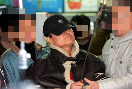 2006년 2월 17일 자신이 운영하는 서울 용산구 한 신발가게에서 여아를 성폭행하려다 미수에 그치자 살해한 김모씨. /사진=KBS 갈무리