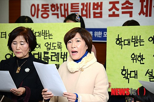 2013년 당시엔 아동학대와 관련해, 제대로 된 법도 마련돼 있지 않았다고. 아동학대특례법 제정을 촉구하던 공혜정 대한아동학대방지협회 대표의 모습./사진=뉴시스