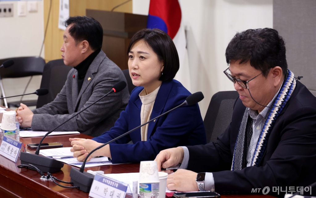 [서울=뉴시스] 조성봉 기자= 백승아 더불어민주당 의원이 17일 오후 서울 여의도 국회 의원회관 간담회의실에서 열린 안전한 학교 만들기 하늘이법 입법 추진 교원 단체 간담회에서 발언을 하고 있다. 2025.02.17. suncho21@newsis.com /사진=조성봉