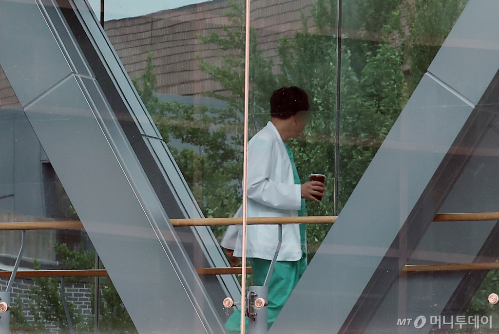 서울의 한 대학병원에서 의료진이 오가고 있다./사진=(서울=뉴스1) 박정호 기자