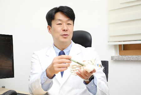 힘찬병원 족부클리닉 서동교 진료원장(정형외과 전문의)이 족저근막염의 원인과 치료법을 설명하고 있다./사진=힘찬병원