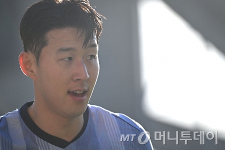 (런던 AFP=뉴스1) 우동명 기자 = 토트넘의 손흥민이 2일(현지시간) 영국 런던의 지테크 커뮤니티 스타디움에서 열린 EPL 브렌트퍼드와 경기 중 볼을 바라 보고 있다. 2025.02.03  ⓒ AFP=뉴스1  Copyright © 뉴스1. All rights reserved. 무단 전재 및 재배포,  AI학습 이용 금지. /사진=(런던 AFP=뉴스1) 우동명 기자