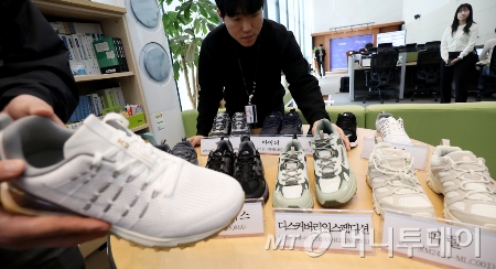 한국소비자원 관계자가 31일 세종시 정부세종청사 공정거래위원회에서 소비자 선호도가 높은 8개 브랜드의 아웃도어 워킹화 8종에 대해 발바닥 압력, 미끄럼저항 등 기능성과 내구성, 제품특징 및 안전성 등을 시험·평가한 결과를 설명하고 있다./사진=(세종=뉴스1) 김기남 기자