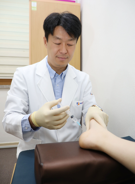 서동교 원장의 진료모습./사진=힘찬병원