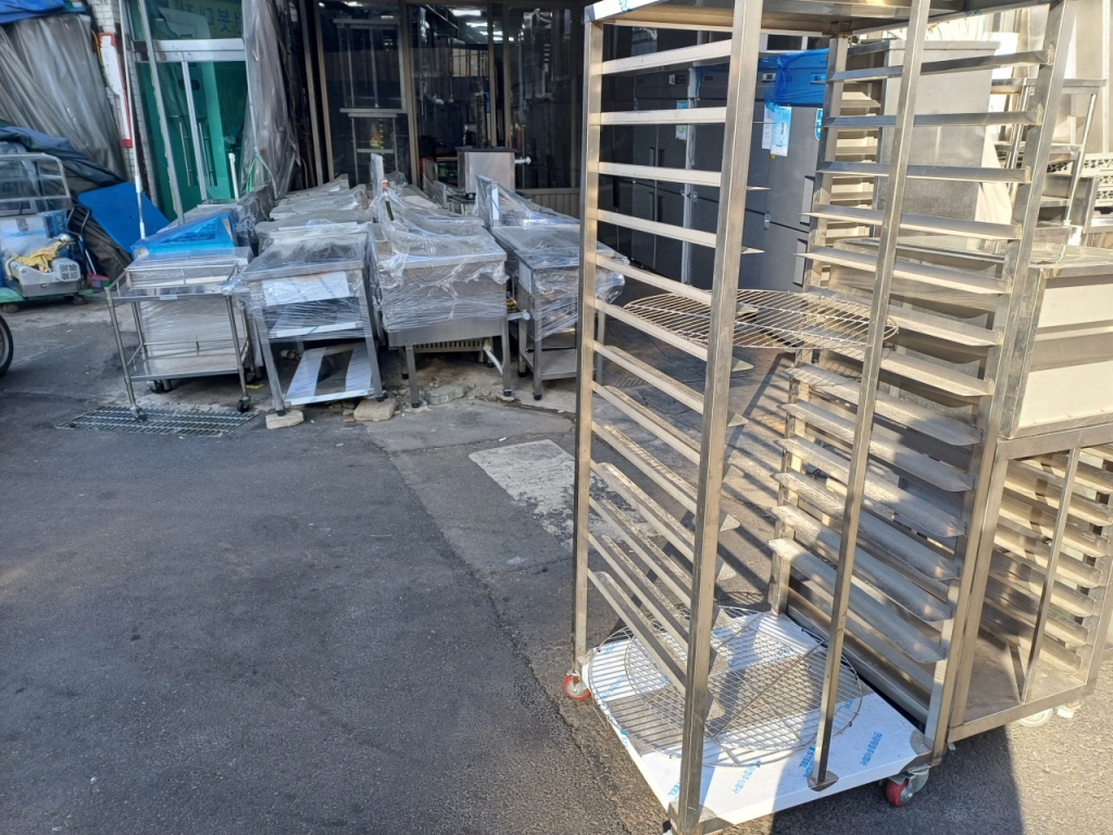 18일 오전 새것이나 다름없는 주방기구들이 황학동 주방거리 가게 밖 차도까지도 늘어섰다. /사진=오석진 기자.