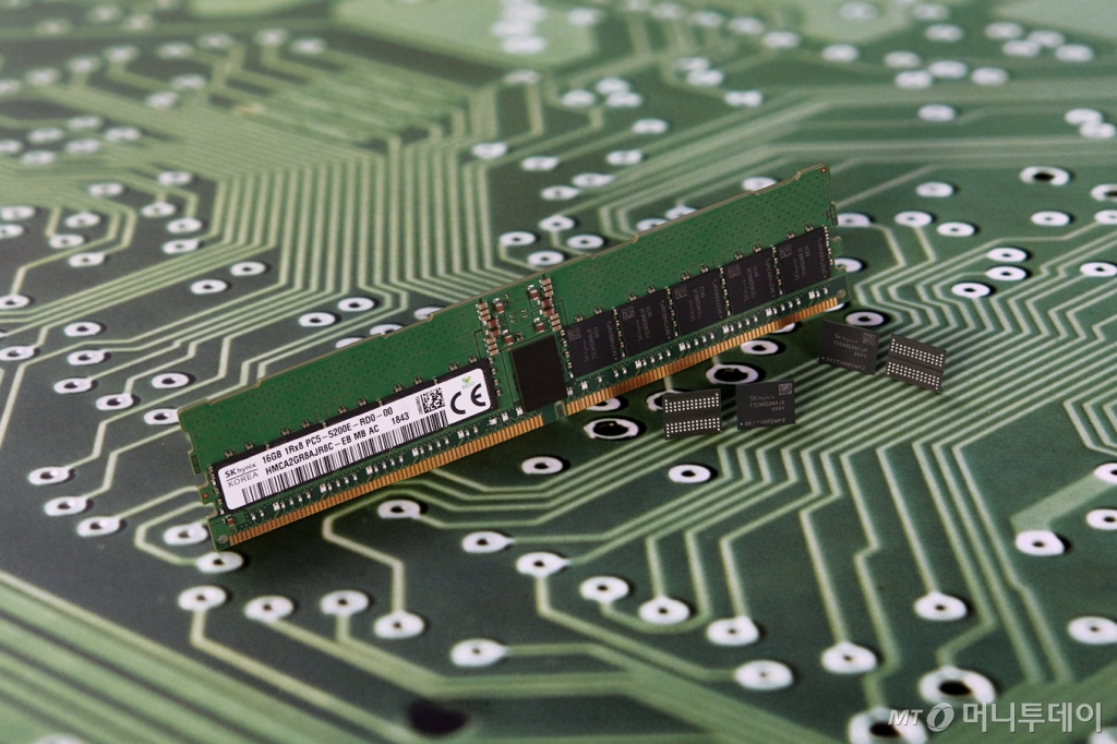 SK하이닉스가 개발한 2세대 10나노급(1y) DDR5 D램./사진=SK하이닉스