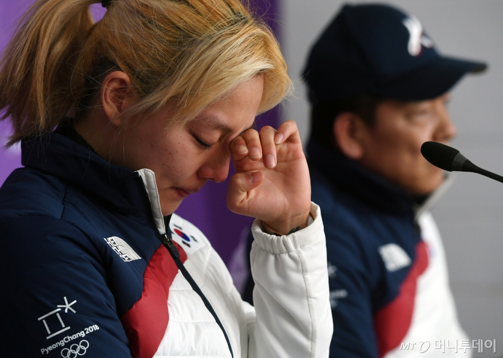 스피드스케이팅 김보름이 20일 오후 강원도 강릉시 스피드스케이팅 경기장에서 열린 여자 팀추월 준준결승 관련 기자회견에서 눈물을 흘리고 있다. /사진=김창현 기자 chmt@