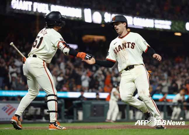 이정후(왼쪽)와 마이크 야스트렘스키. /AFPBBNews=뉴스1