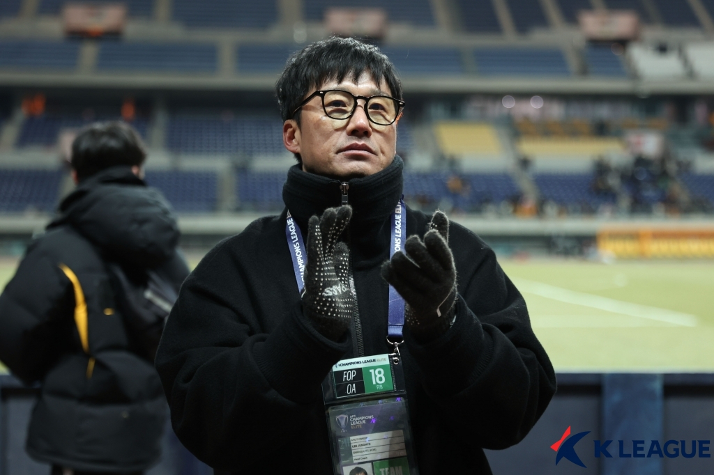 이정효 감독이 경기가 끝난 뒤 관중에게 박수치고 있다. /사진=한국프로축구연맹 제공