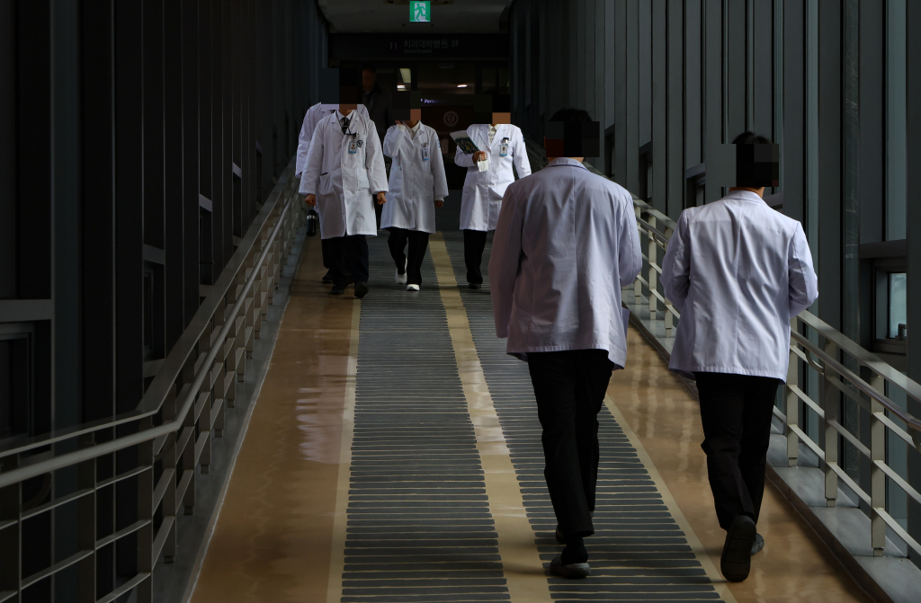 지난 10일 서울 시내 한 대학병원에서 의료진이 이동하고 있다./사진=뉴시스