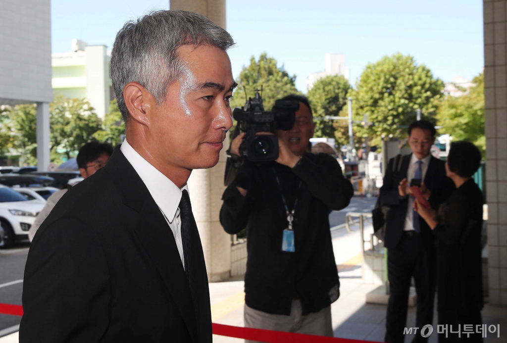 [서울=뉴시스] 정병혁 기자 = 암호화폐 '위믹스' 유통량 조작 의혹 혐의로 불구속기소 된 장현국 전 위메이드 대표이사가 24일 서울 양천구 서울남부지방법원에서 열린 자본시장법 위반 등 혐의 1차 공판기일에 출석하고 있다. (공동취재) 2024.09.24. photo@newsis.com /사진=