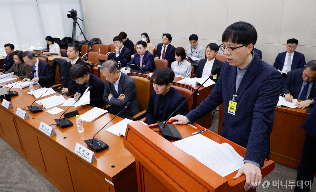 (서울=뉴스1) 안은나 기자 = 옥민수 울산의대병원 예방의학과 부교수가 14일 서울 여의도 국회 보건복지위원회에서 열린 의료인력 수급추계기구 법제화를 위한 공청회에 출석해 진술하고 있다. 정유옹(맨 뒷줄 왼쪽에서 3번째) 대한한의사협회 수석부회장이 참관하고 있다. 2025.2.14/뉴스1  Copyright © 뉴스1. All rights reserved. 무단 전재 및 재배포,  AI학습 이용 금지. /사진=(서울=뉴스1) 안은나 기자