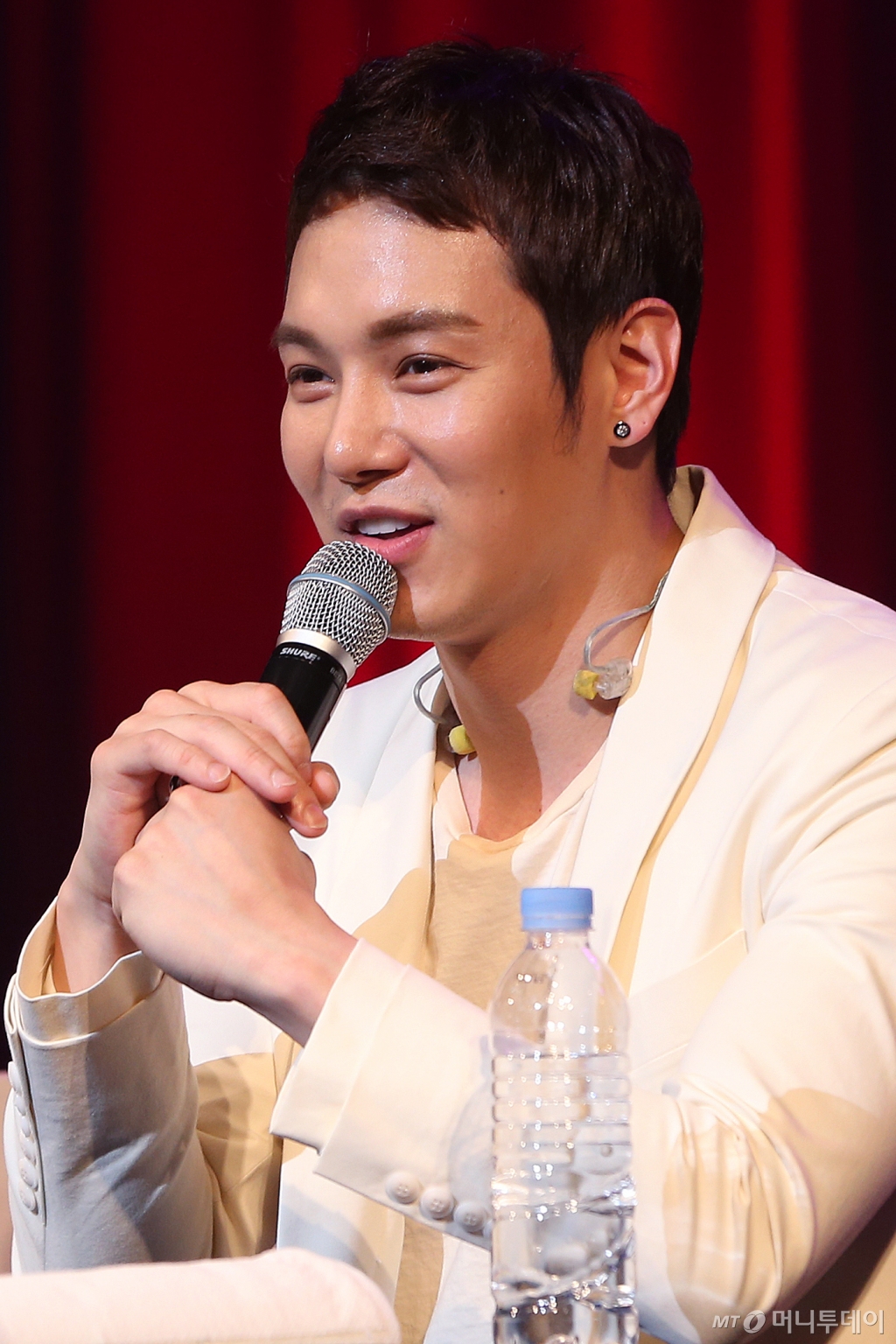 그룹 플라이투더스카이 환희가 20일 오후 서울 송파구 방이동 올림픽공원 K-아트홀에서 열린 정규 9집 'CONTINUUM' 발매기념 쇼 케이스에 참석해 인사말을 하고 있다. /사진=최부석 기자 my2eye@