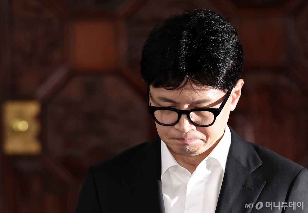 (서울=뉴스1) 구윤성 기자 = 한동훈 국민의힘 대표가 14일 오후 서울 여의도 국회에서 윤석열 대통령에 대한 탄핵소추안 가결 관련 입장을 밝히기 전 생각에 잠겨 있다. 2024.12.14/뉴스1  Copyright © 뉴스1. All rights reserved. 무단 전재 및 재배포,  AI학습 이용 금지. /사진=(서울=뉴스1) 구윤성 기자