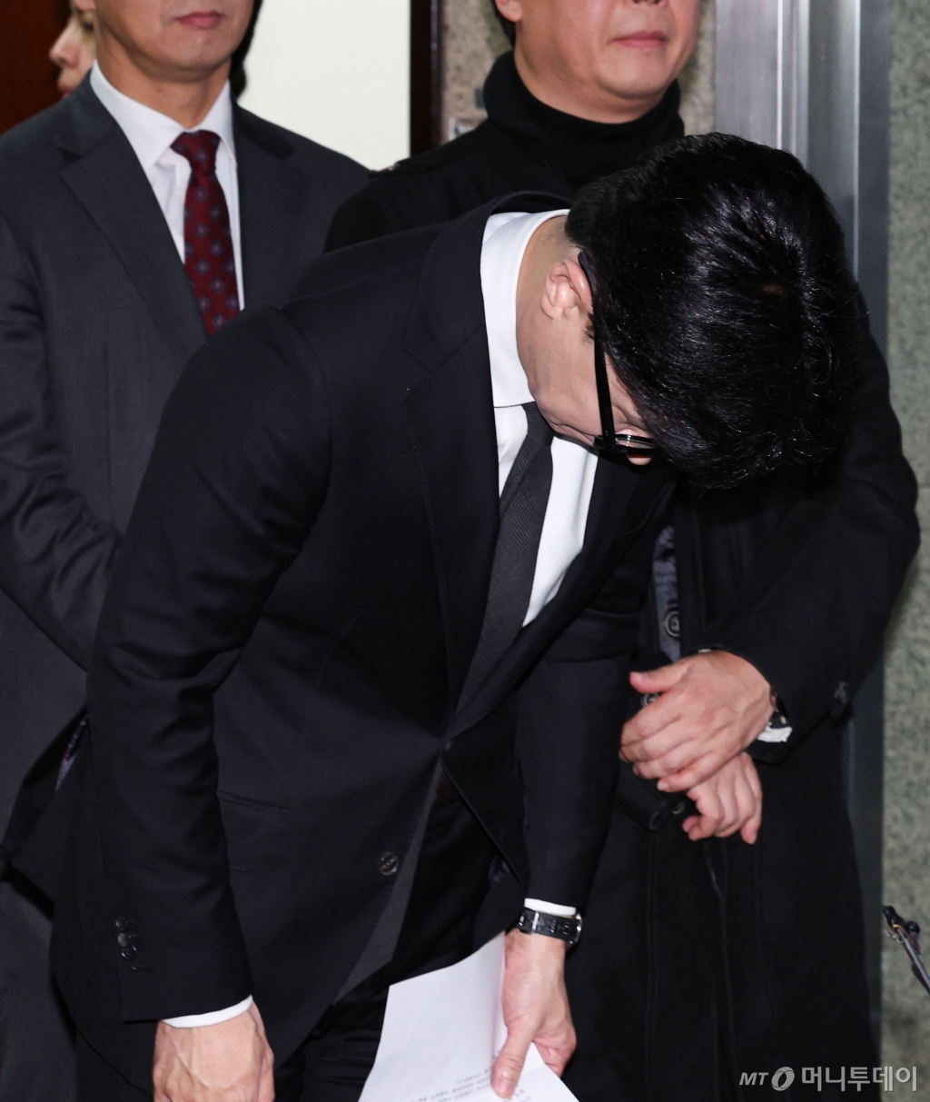 [서울=뉴시스] 권창회 기자 = 한동훈 국민의힘 대표가 7일 오후 서울 여의도 국회에서 윤석열 대통령 임기 단축 로드맵 발표 전 고개숙여 사과하고 있다. 2024.12.07. kch0523@newsis.com /사진=권창회