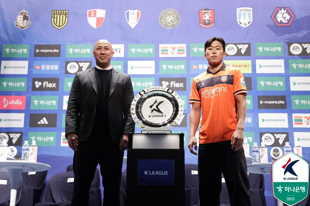 차두리(왼쪽) 감독과 우제욱. /사진=한국프로축구연맹 제공
