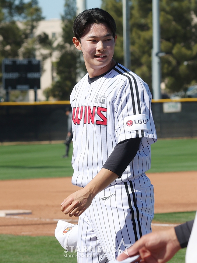 LG 트윈스 선수단이 16일 미국 애리조나주 스코츠데일 인디언스쿨파크 야구장에서 스프링캠프를 진행했다.  김영우가 위력투를 선보인 후 더그아웃으로 향하고 있다. /사진=김진경 대기자