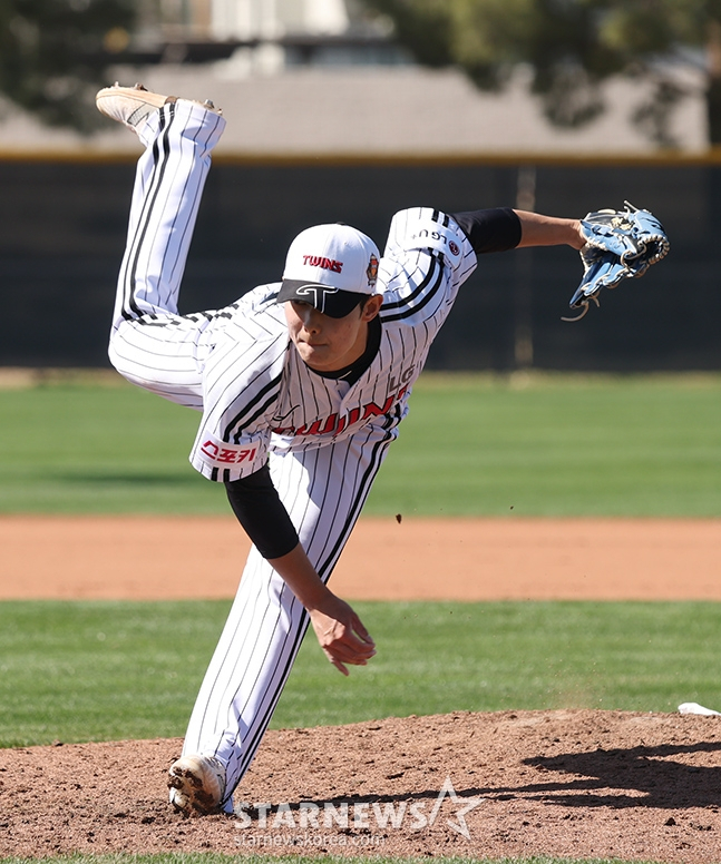 LG 트윈스 선수단이 16일 미국 애리조나주 스코츠데일 인디언스쿨파크 야구장에서 스프링캠프를 진행했다.  김영우가 위력투를 선보이고 있다. /사진=김진경 대기자