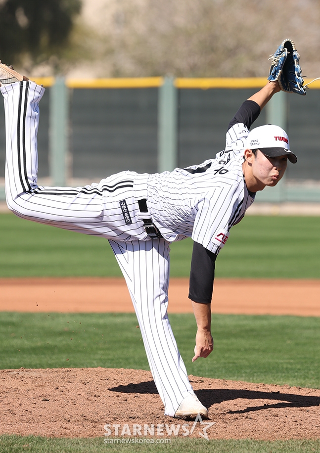 LG 트윈스 선수단이 16일 미국 애리조나주 스코츠데일 인디언스쿨파크 야구장에서 스프링캠프를 진행했다.  김영우가 위력투를 선보이고 있다. /사진=김진경 대기자
