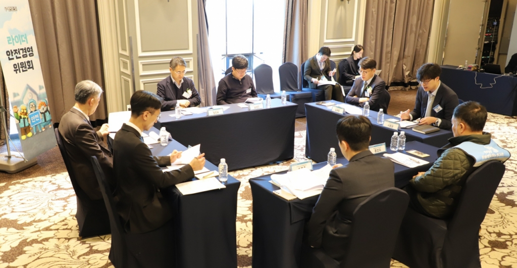 배달의민족의 물류서비스를 전담하는 우아한청년들이 19일 여의도 켄싱턴 호텔에서 '라이더 안전경영위원회' 출범식을 진행했다고 20일 밝혔다./사진제공=우아한청년들