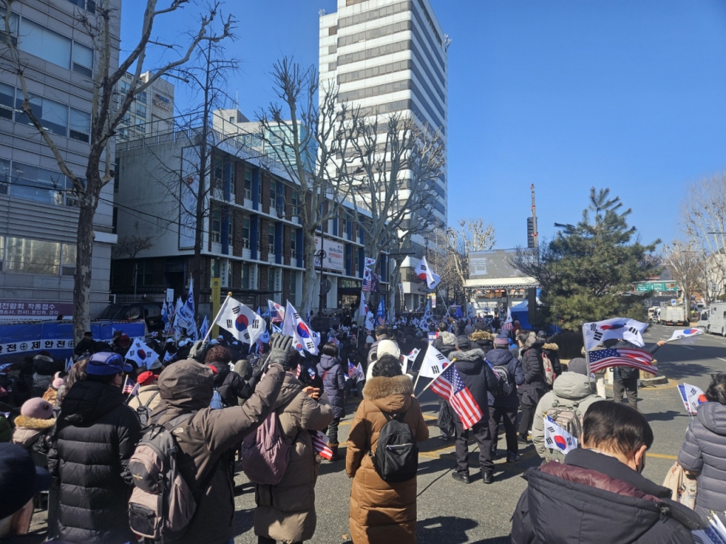 오후 1시 30분쯤 서울 종로구 안국역 5번출구 인근에서 윤 대통령 지지자들이 탄핵 반대 집회에 참여하고 있는 모습. /사진=박상혁 기자.