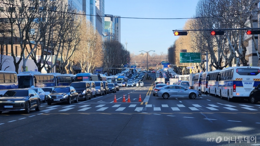내란 우두머리 혐의를 받는 윤석열 대통령이 20일 첫 재판에 출석한 가운데 윤 대통령 지지자들이 서울 서초구 중앙지법 인근에서 집회를 진행했다. 서초역부터 교대역으로 이어지는 서초대로 약 500미터 구간 양방향 도로 끝 차선에 경찰 버스를 배치했다. /사진=김미루 기자. 