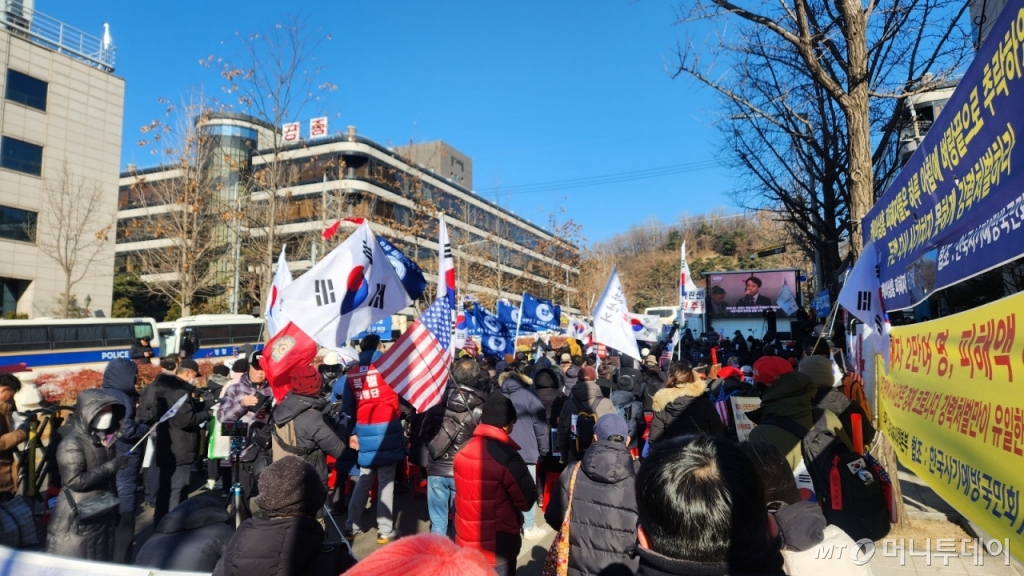 내란 우두머리 혐의를 받는 윤석열 대통령이 20일 첫 재판에 출석한 가운데 윤 대통령 지지자들이 서울 서초구 중앙지법 인근에서 집회를 진행했다. /사진=김미루 기자. 
