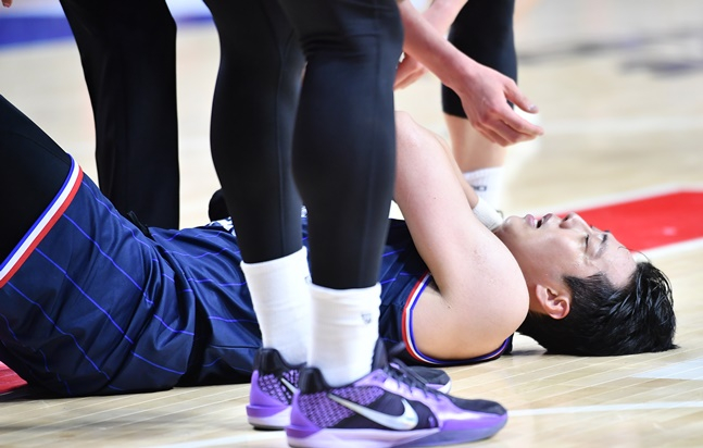 KCC 정창영이 경기 중 부상을 당해 고통을 호소하고 있다. /사진=KBL 제공