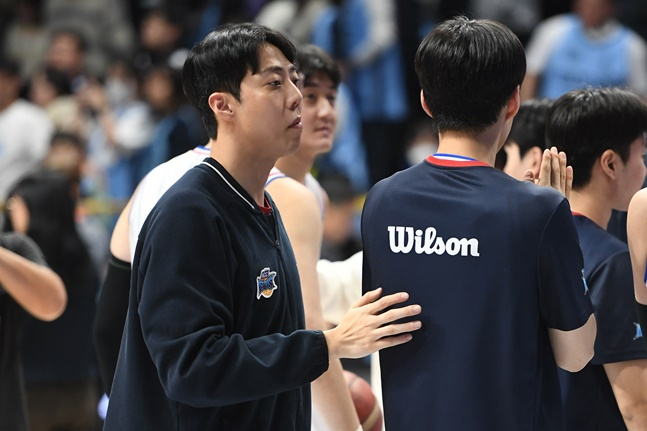 KCC 정창영(왼쪽)이 선수들을 독려하고 있다. /사진=KBL 제공