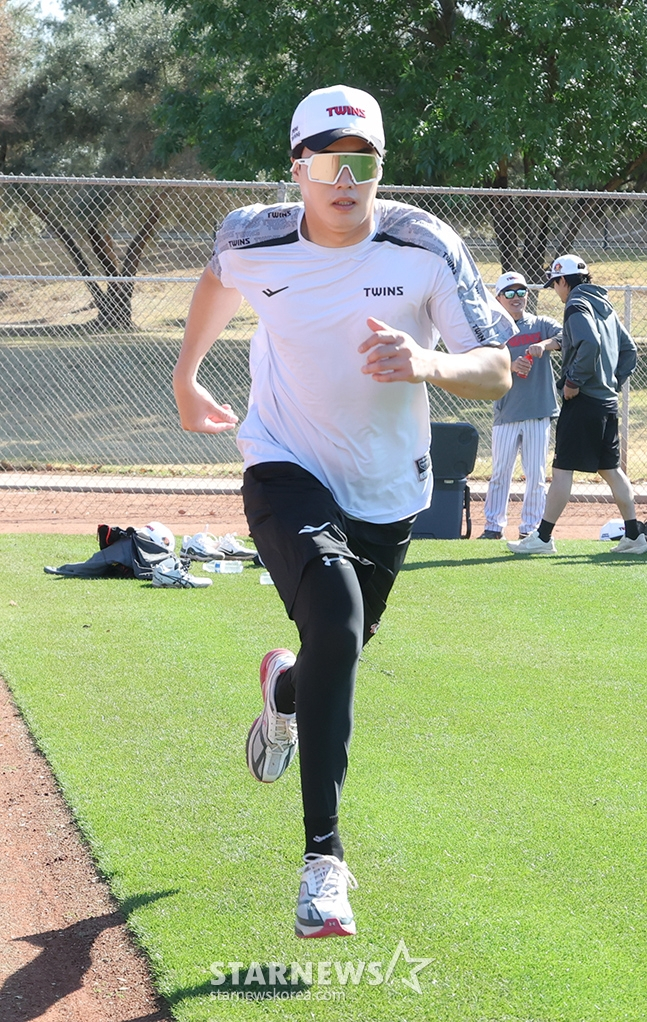 LG 트윈스 선수단이 20일 미국 애리조나주 스코츠데일 인디언스쿨파크 야구장에서 스프링캠프를 청백전으로 진행했다.  임찬규가 러닝 훈련을 하고 있다. /사진=김진경 대기자