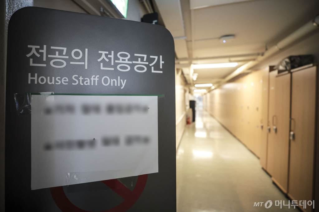 [서울=뉴시스] 정병혁 기자 = 올해 상반기 전공의 모집이 진행됐지만 전국 수련병원의 전공의 확보율은 10%도 되지 않는 것으로 나타났다. '전문과목별 전공의 현황'에 따르면 지난 3일 기준 전공의 현원은 1318명으로, 1만3531명인 임용대상자(2024년 3월 기준)의 9.7%에 그쳤다. 사진은 7일 서울시내 대학병원 전공의 공간. 2025.02.07. jhope@newsis.com /사진=정병혁