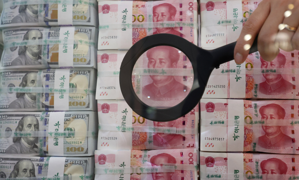 서울 중구 하나은행 위변조대응센터에서 직원이 위안화와 달러화를 정리하고 있다. /사진=뉴시스 사진DB