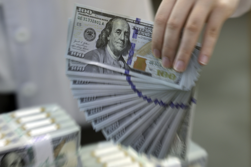 지난 5일 서울 중구 하나은행 위변조대응센터에서 직원이 달러를 정리하고 있다. /사진=뉴니스