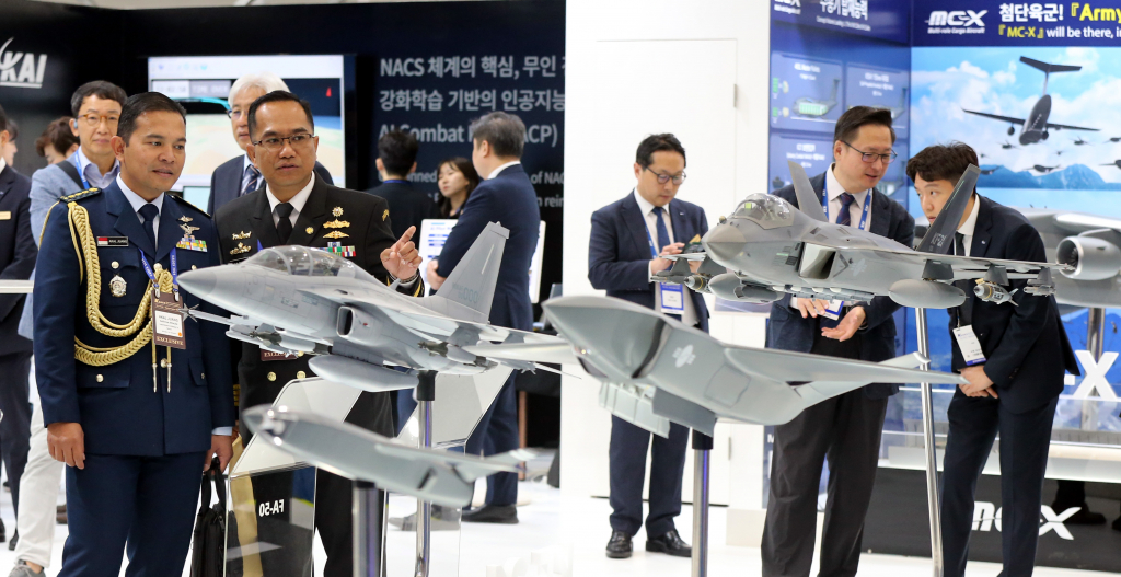 (대전=뉴스1) 김기태 기자 = 2일 충남 계룡대에서 열린 '대한민국 국제방위산업전시회(KADEX)'에서 관람객들이 KAI 부스에서 KF-21을 살펴보고 있다. 2024.10.2/뉴스1  Copyright © 뉴스1. All rights reserved. 무단 전재 및 재배포,  AI학습 이용 금지. /사진=(대전=뉴스1) 김기태 기자