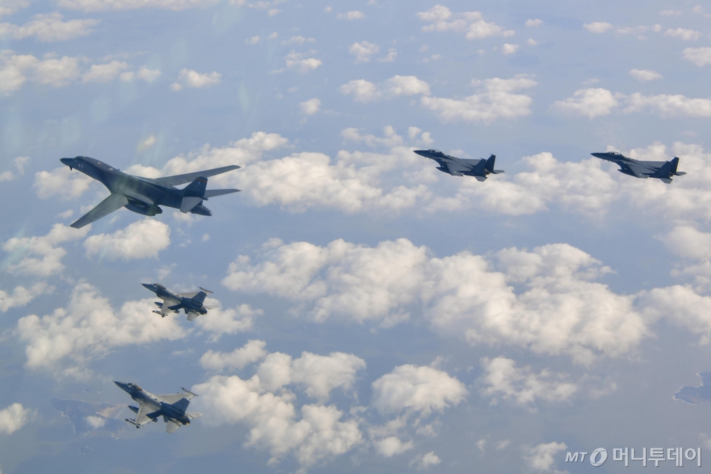 국방부가 20일 미국 B-1B 전략폭격기가 전개한 가운데 한미 연합공중훈련을 실시했다고 밝혔다. 이번 훈련은 올해 들어 처음으로 시행된 미 전략폭격기 전개 하 한미 연합공중훈련으로 우리 공군의 F-35A, F-15K 전투기와 미국의 F-16 전투기 등이 참여했다. / 사진=국방부