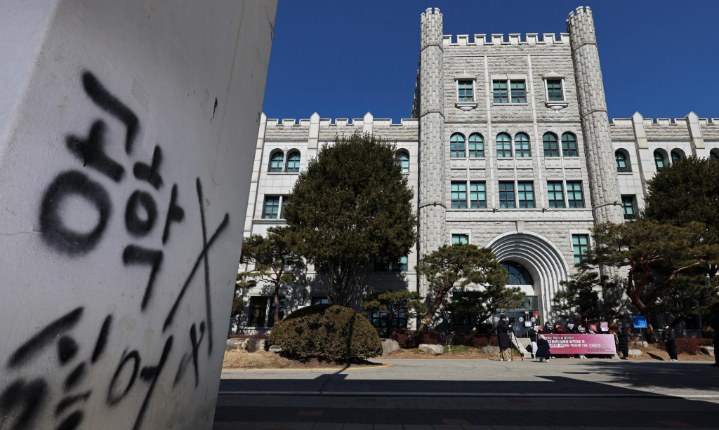 남녀공학 전환 반대를 주장하며 학교 시설물을 훼손하고 본관 점거에 나섰던 동덕여자대학교 학생들이 학교 측의 법적 대응을 두고 학생을 향한 보복성 조치라며 비판했다. /사진=뉴시스