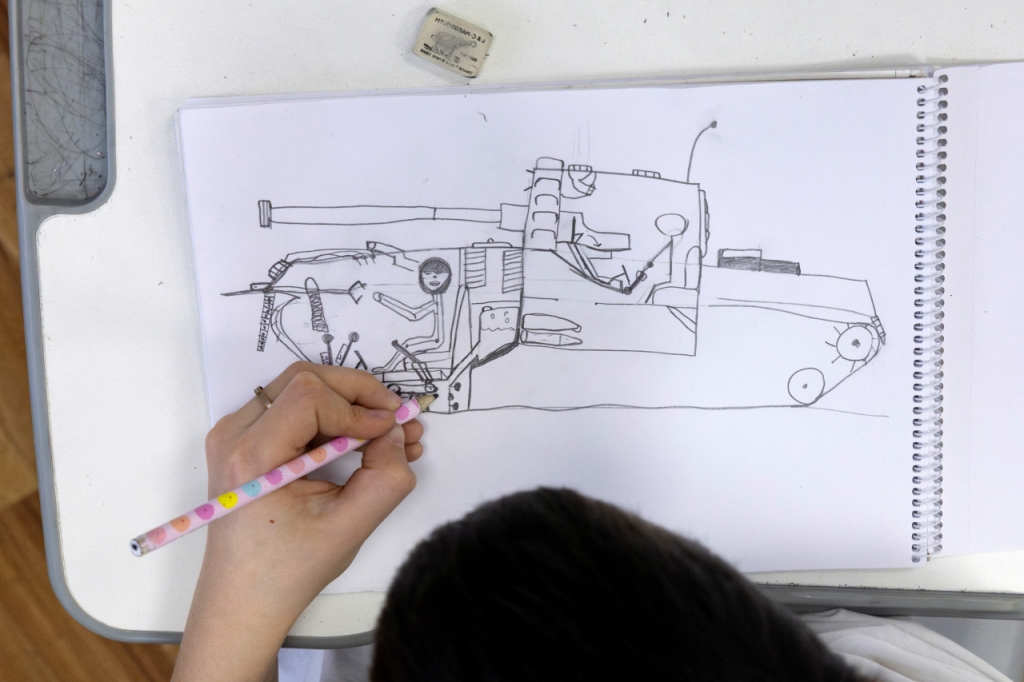 니키타 본다렌코가 2월6일(현지시간) 학교에서 종이에 탱크를 그리고 있다. 그는 "아빠는 군대에서 겪은 일을 들려주는데 저는 특히 탱크에 대해 궁금한 게 많아요"라고 말했다. /로이터=뉴스1
