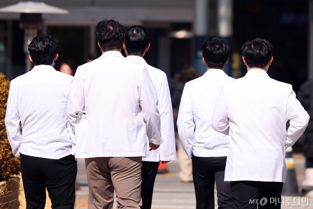 의대증원 발표 등을 접한 전공의들이 병원 현장을 떠난 지 1년이 다 된 가운데 이들 10명 중 6명 가까이는 동네 병의원에 취업해 근무 중인 것으로 조사됐다. 지난 18일 국회 보건복지위원회 소속 김선민 조국혁신당 의원이 보건복지부에 받은 자료에 따르면 사직했거나 임용을 포기한 레지던트 9222명 가운데 5176명(56.1%)이 지난달 기준으로 의료기관에 다시 취업했다. 사진은 이날 서울시내 한 대학병원에서 의료진이 이동하는 모습. / 사진=뉴스1