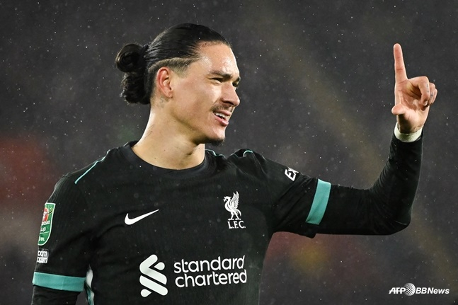 누네스가 왼손 검지를 펼치고 있다. /AFPBBNews=뉴스1