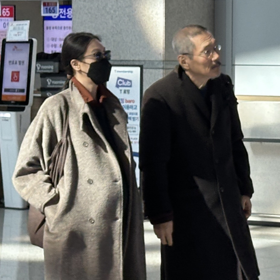 지난 19일 인천국제공항에서 포착된 홍상수 감독(오른쪽)과 임신 중인 김민희 모습. /사진=뉴시스, BBS 제공